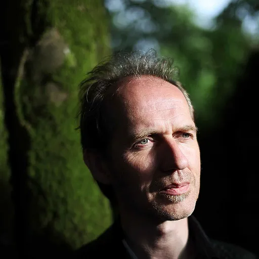 Iarla Ó Lionáird