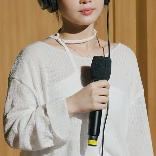 LEE HI
