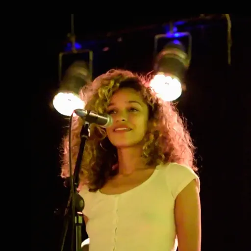 Izzy Bizu