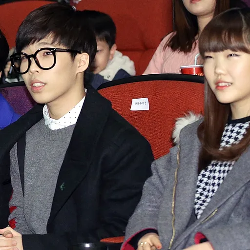 AKMU